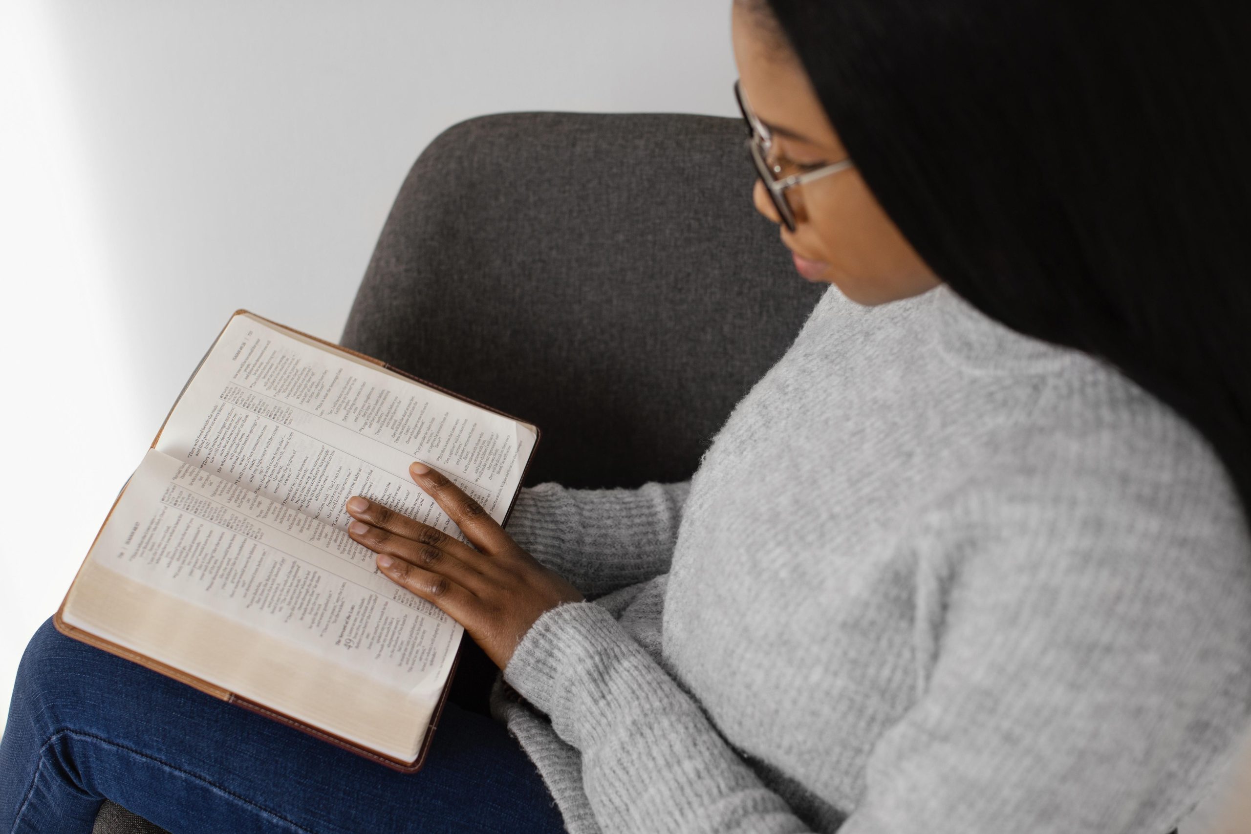 woman-reading-bible